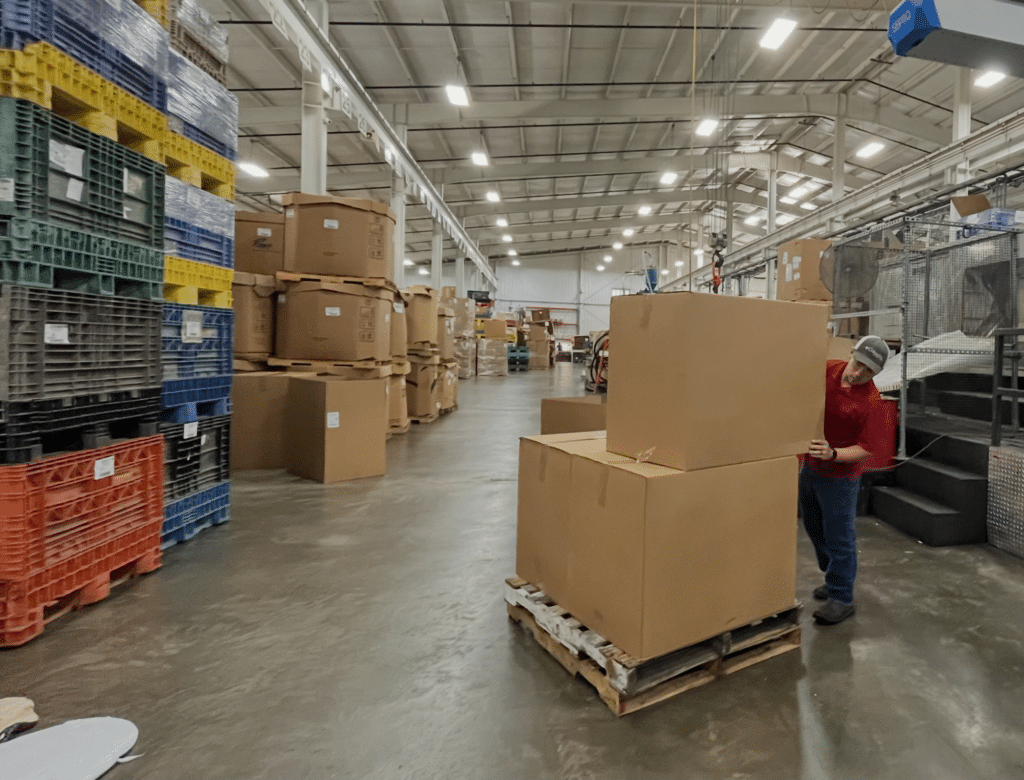 Efficient organization of warehouse storage with boxes and pallets for optimal space utilization.